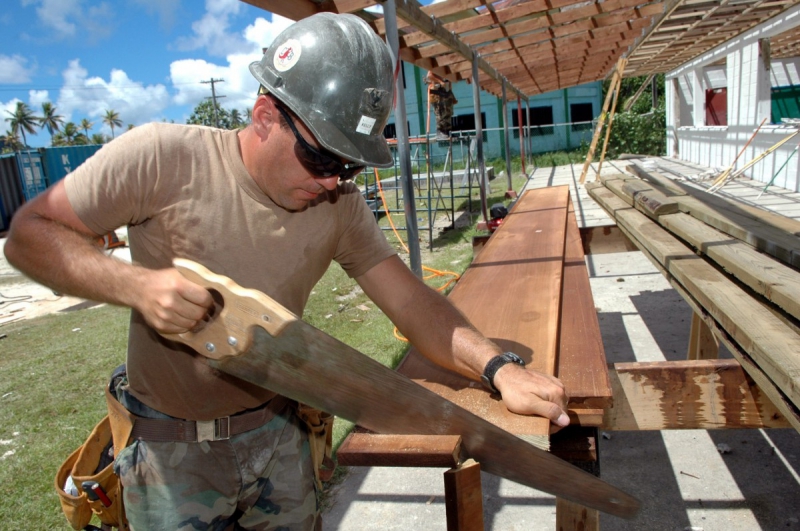 charpentier-LORGUES-min_worker_construction_building_carpenter_male_job_build_helmet-893290